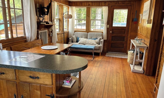 Itasca County Resort | Couple-friendly cabin, new bed, amazing lake shore