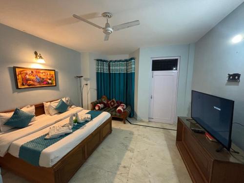 Dharampur Apartment | Couple room by Vanasthali