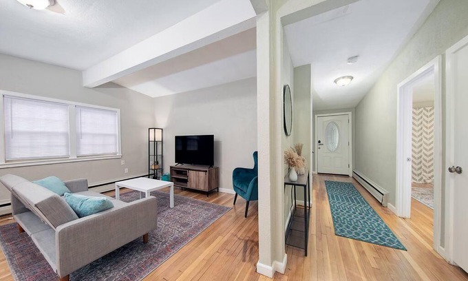 Marblehead Apartment | Couples and beach lovers meet your needs in one location