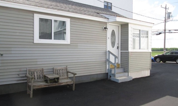 Hampton House | Couples Beach side condo getaway