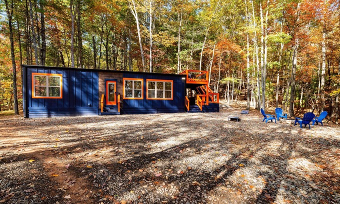 Hemp Cabin | Couples! Bigfoot Tiny Home, Hot Tub, Firepit, Roof top deck! New cozy cabin