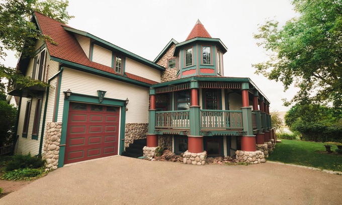 Drumheller House | Couples or Group Getaway