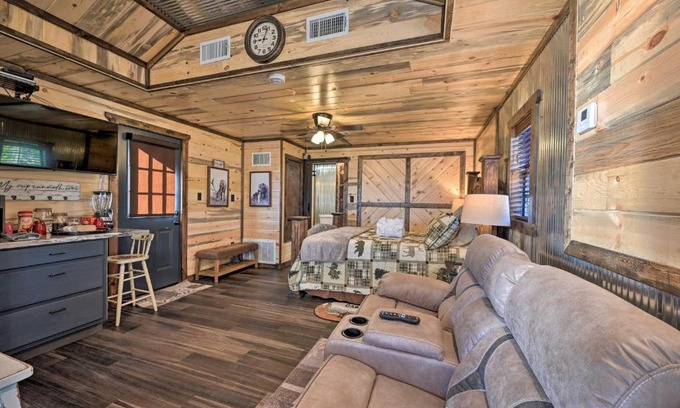 Broken Bow Apartment | Couples Retreat Woodsy Broken Bow Studio!