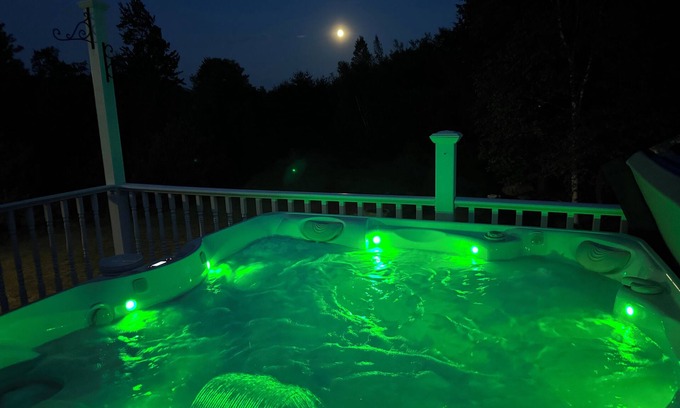 Center Conway House | Couples Villa Retreat w/85” Sony HD 8K TV Pool table New Jacuzzi Spa & Game room