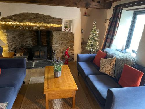 Chillington House | Court Cottage - cosy traditional cottage near lovely beaches
