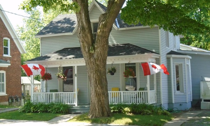 Prince Edward Bed & Breakfast | Courthouse BB Bed & Bath