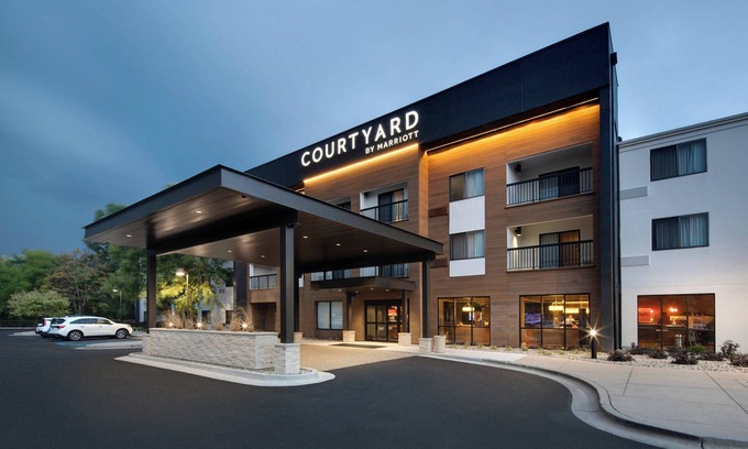 East Paris Hotel | Courtyard by Marriott Grand Rapids Airport