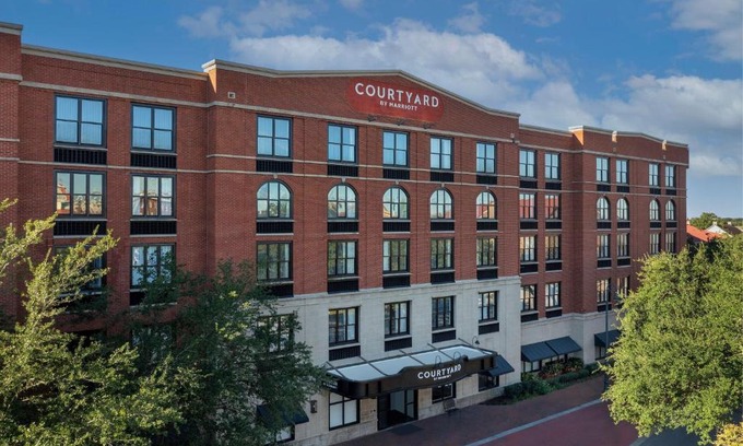 Old West Broad Neighborhood Hotel | Courtyard by Marriott Savannah Downtown - Historic District