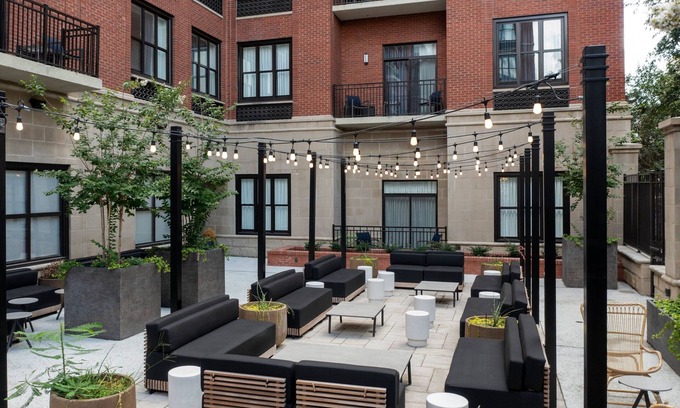 Old West Broad Neighborhood Hotel | Courtyard by Marriott Savannah Downtown/Historic District