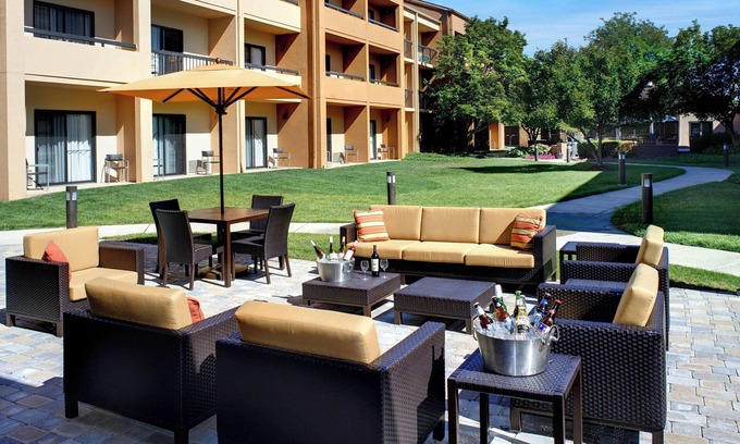Holland Hotel | Courtyard by Marriott Toledo Airport Holland