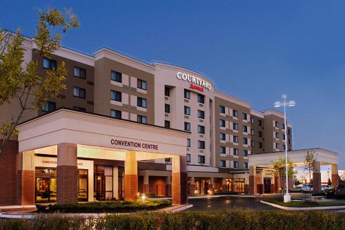 Steeles Industrial Hotel | Courtyard by Marriott Toronto Brampton