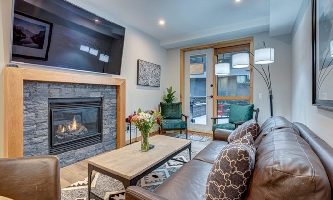 Canmore Condo | Courtyard Charm - 1 BR King/1 bath condo