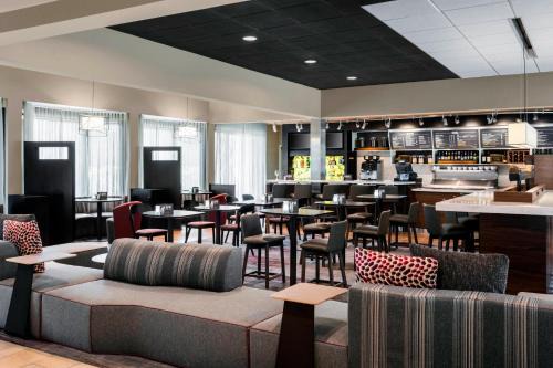 Des Plaines Hotel | Courtyard Chicago O'Hare