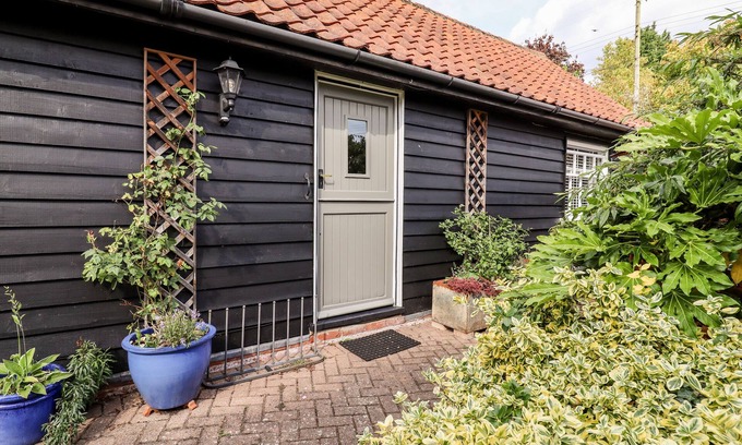 Saxmundham Cottage | COURTYARD COTTAGE, POPLAR FARM BARN, romantic in Saxmundham