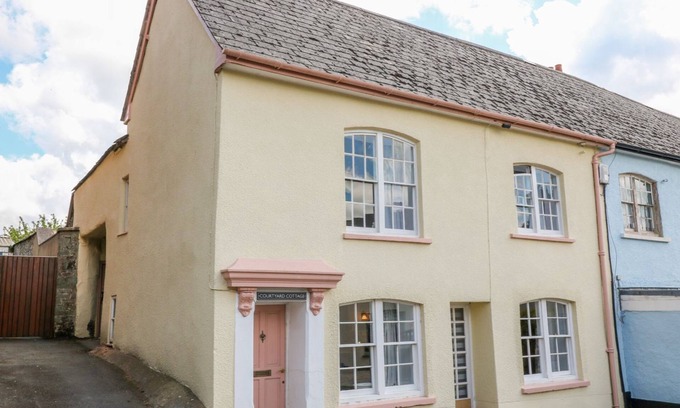 Chulmleigh Cottage | Courtyard Cottage : Sleeps 4 with 2 Bathrooms in Hilltop Village