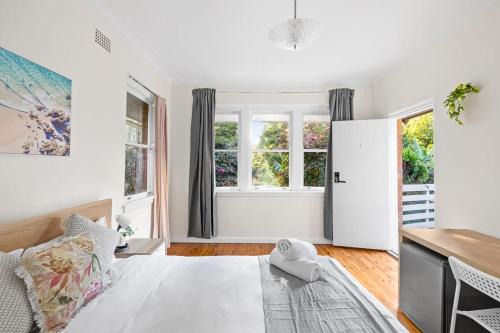 Killara House | Courtyard Double Room - Next to Transport & Shops - Shared Bathroom