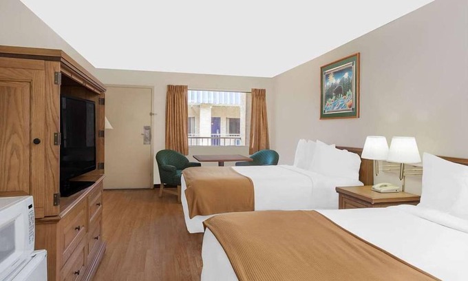 Crockett Hotel | Courtyard Hotel & Event Center