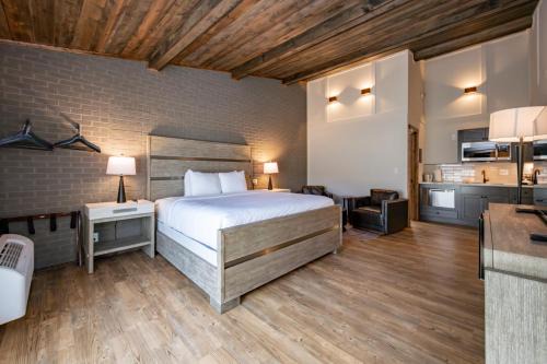 Thayerville House | Cove Creek Lodge 219 Lakeside Executive King Suite