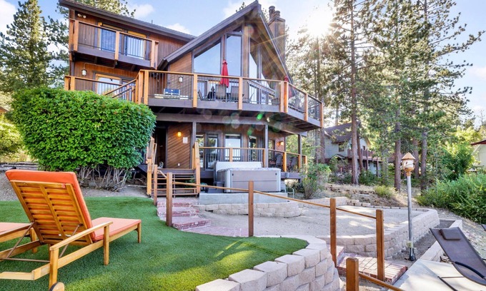 Boulder Bay Cabin | Cove Lakefront Chalet- Hot Tub- Games- Boat Dock