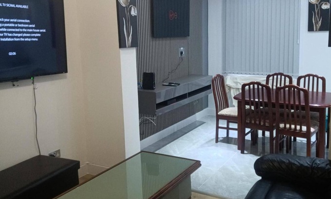 Wyken House | Coventry Stay - Sleeps 8, Free Parking & Wifi