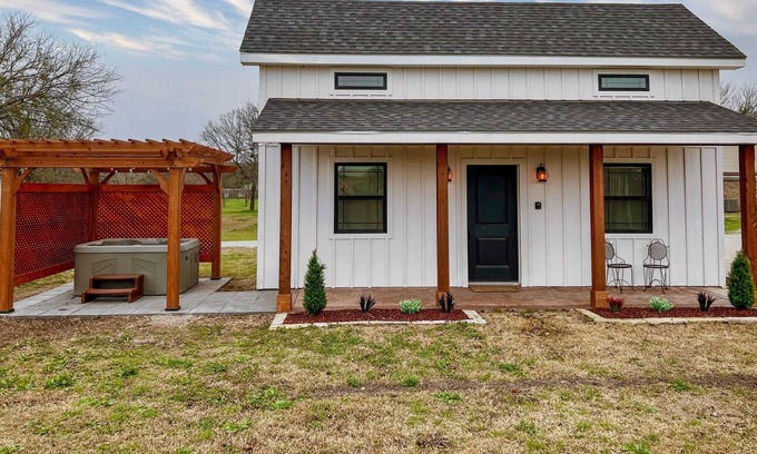 Waco Cabin | Cowbell Cabin With Hot Tub 15min to Downtown