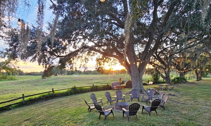 River Ranch House | ✨Cowboy Charm 🤠 Golf Cart Available 🌻Backyard Bliss 🌾River Ranch Access 🔑