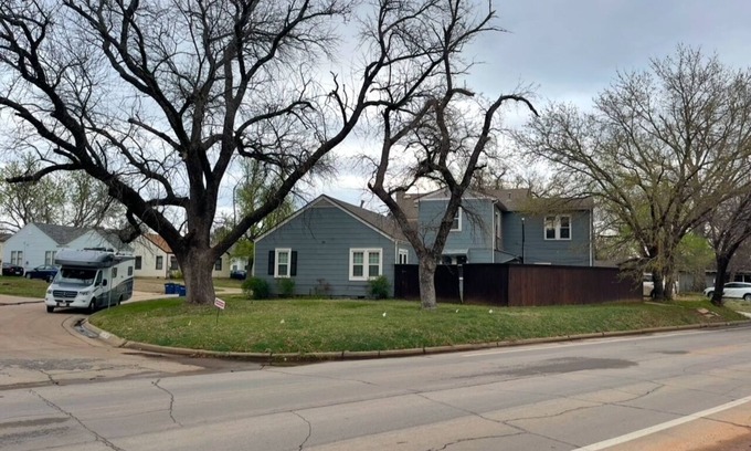 Stillwater House | Cowboy Getaway.Spacious 4-bedroom house next to campus on University Drive