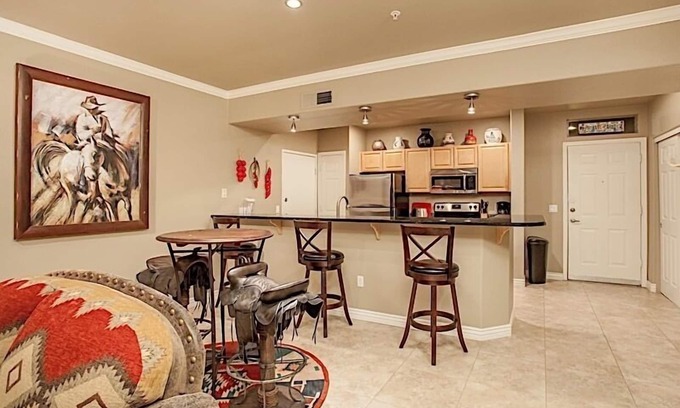 Village Fairways Condo | Cowboy House Luxurious 3 bedroom Condo/CommunityPool/Grayhawk/Scottsdale