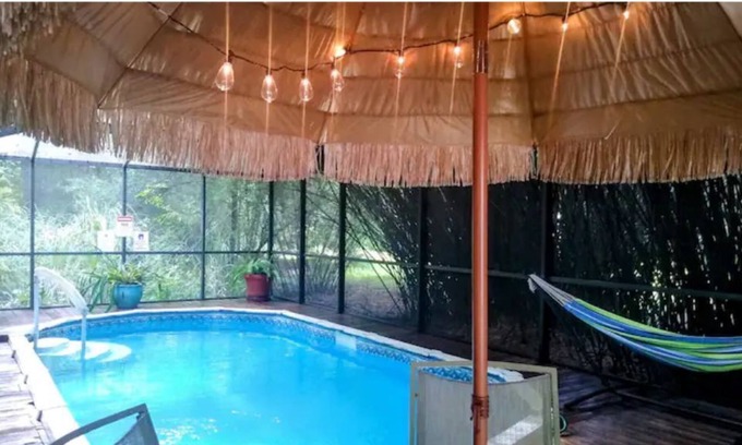 Fort White House | "Cowboy's Cabana" - Detached Suite w/ Pool & Porch