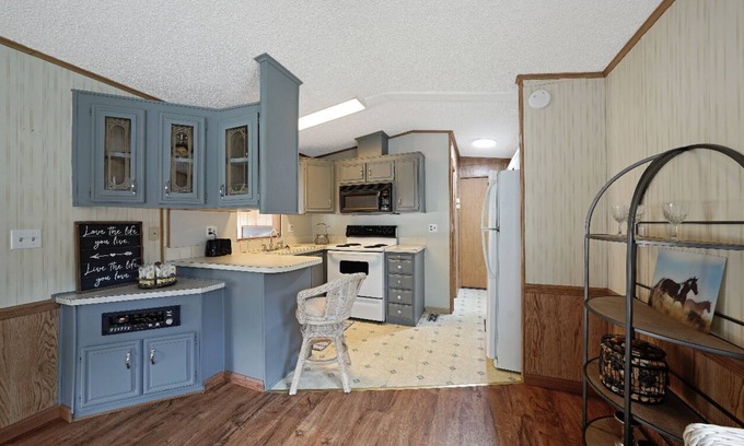 River Ranch House | Cowboys and cowgirls are you looking for a wonderful dude ranch? take a look!