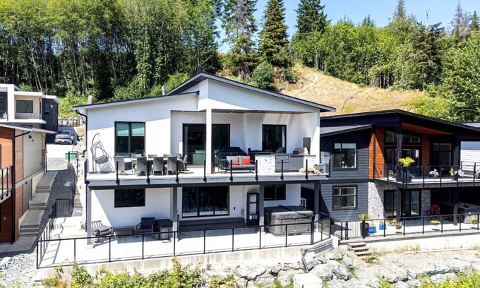 Youbou Condo | Cowichan Lake Escape | Lakefront | Hot Tub | Pets