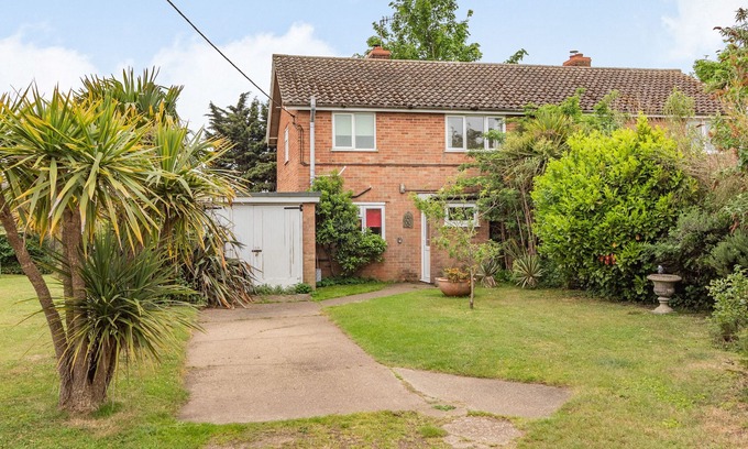 Aldeburgh Cottage | COWMANS COTTAGE, pet friendly, with open fire in Aldeburgh
