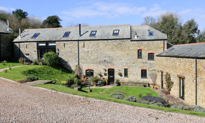 Chillington Cottage | COWSLIP COTTAGE, pet friendly, with a garden in Frogmore