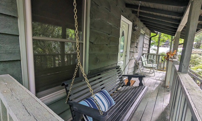 Pineola Cottage | Coziness located in Linville Land Harbor; lake community in the mountains.