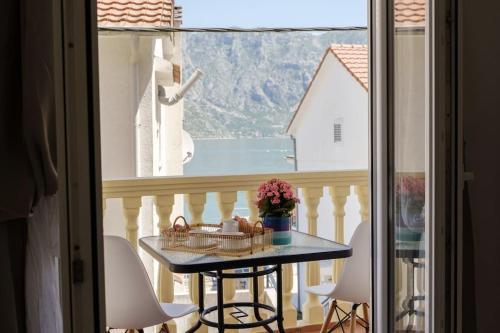 Donji Stoliv Apartment | Cozy 1 bd a stone throw from sea
