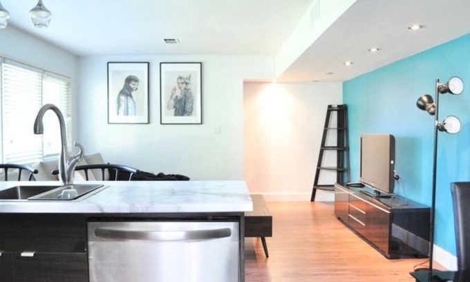 Upper Lonsdale House | Cozy 1 BD Suite Centrally Located North Vancouver