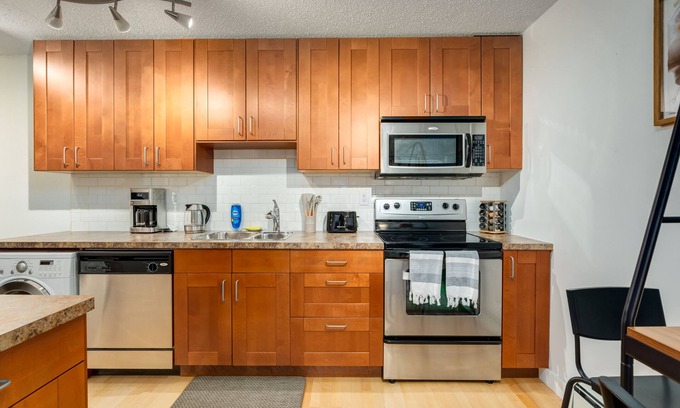 Sunalta Condo | Cozy 1 BDRM + Near DT Calgary