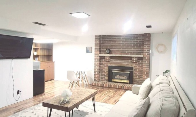 Windsor House | Cozy 1 Bed Basement Studio Apt 10 min to downtown and riverside
