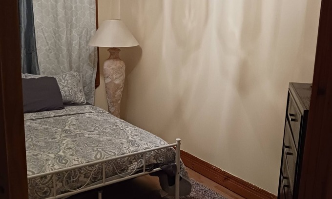 New Britain House | cozy 1 bedroom 3rd floor nice quiet and conveniently located next to everything.