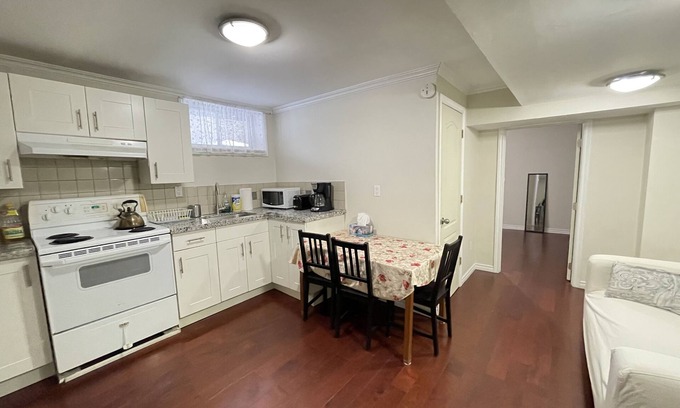 Richmond Hill Apartment | Cozy 1 Bedroom Apartment + Parking - Great for Toronto Commuters