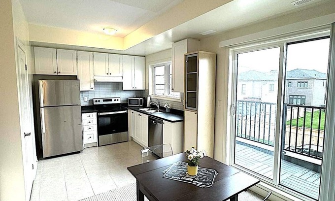Richmond Hill Apartment | Cozy 1-bedroom apartment in wonderful Richmond Hill with AC, WiFi