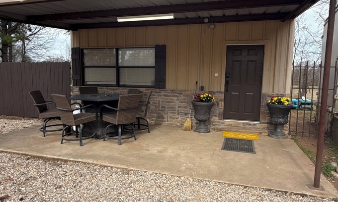 Clarksville Apartment | Cozy 1-bedroom apartment in charming Clarksville with WiFi, AC