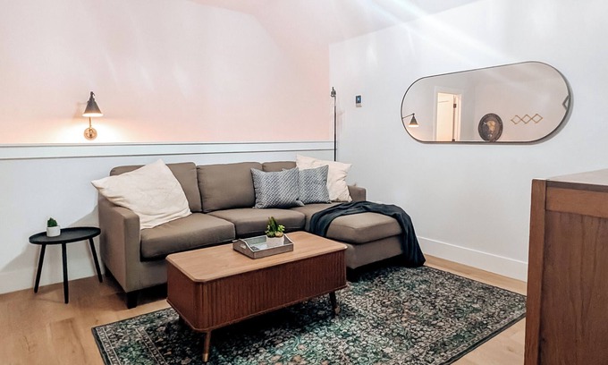 Eastside Promise Neighborhood Apartment | Cozy 1-bedroom apartment near downtown San Antonio, Ft, Sam with WiFi, AC