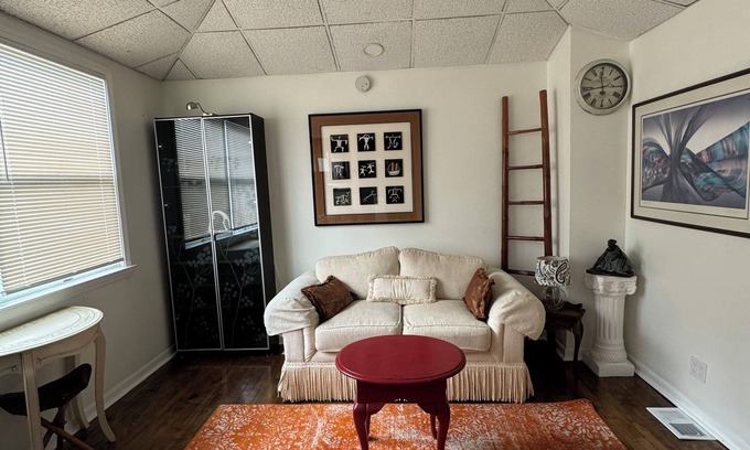 Whiting Apartment | Cozy 1-bedroom apartment with WiFi, minutes from lovely Whiting downtown