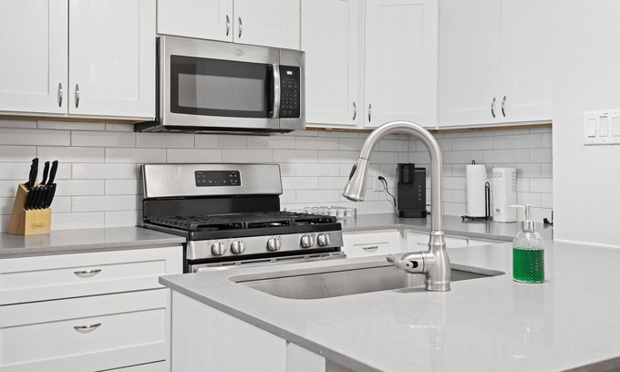 Highland Apartment | Cozy 1 Bedroom Apt in Highland Austin 4933