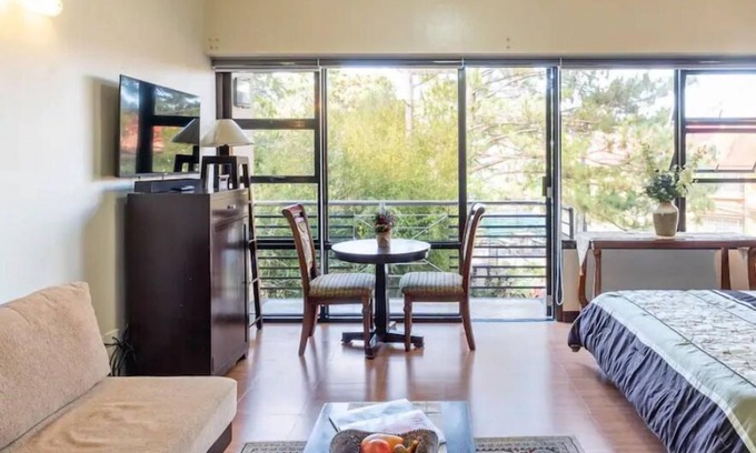 Baguio House | Cozy 1-Bedroom Building in Marvelous Baguio with WiFi. 5.4K ft above sea level.
