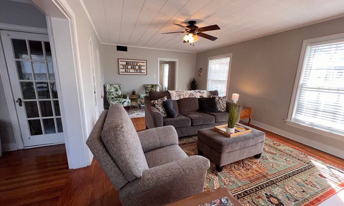 Nacogdoches House | Cozy 1 Bedroom Flat in the middle of town blocks to SFA and Downtown