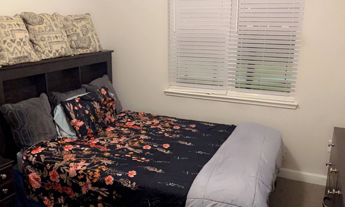 College Park Apartment | Cozy 1 bedroom to share in peaceful Downtown College Park Midrise