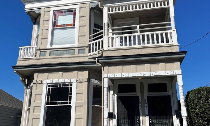 Oakland Condo | Cozy 1-bedroom Unit in Victorian style duplex w/WiFi, AC in welcoming Oakland