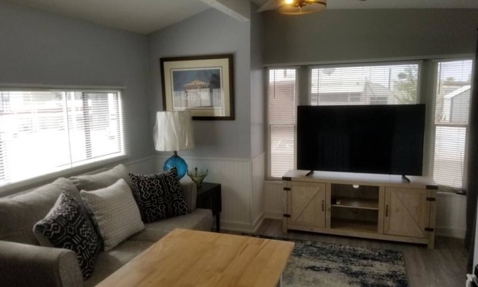 East Mesa House | Cozy 1-bedroom modern manufactured home in a fun 55+ Apache Junction park!